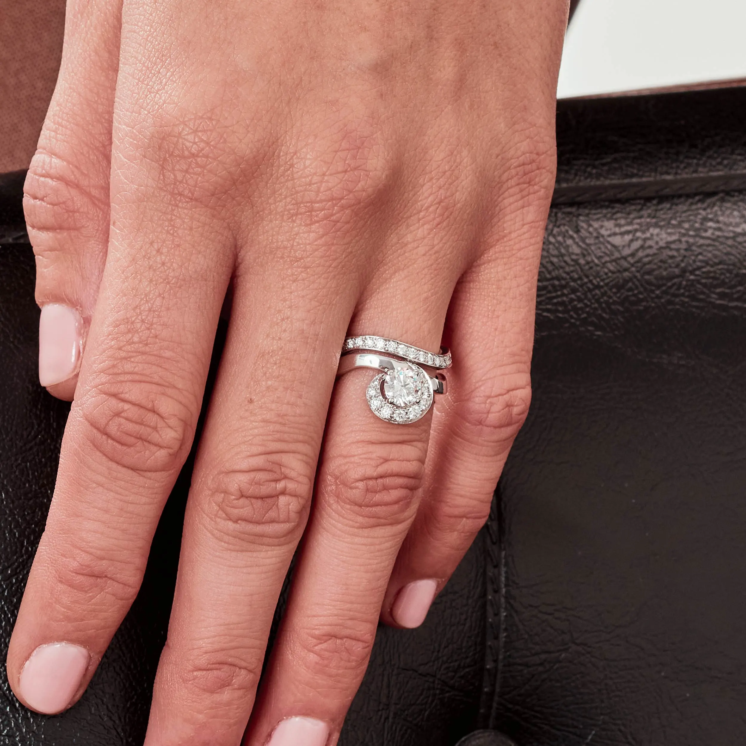 Solitaire_Amour_eternel_0.7ct_semi-pave_-_Or_blanc_18k_-_diamant_ethique_-_Loyale_Paris_-_2
